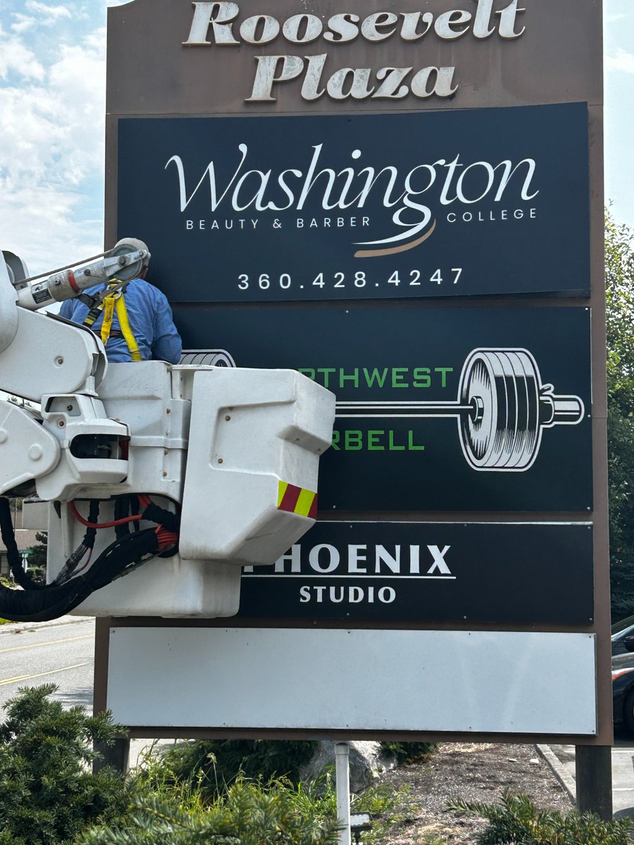 SkagitSignCo's tweet image. Big impact, bold presence! We recently completed a full signage package for Washington Beauty and Barber College in Mount Vernon.

Let&apos;s Collaborate On Your Project:
skagitsignco.com/service/buildi…

#signs #skagitvalley #skagit #whatcom #snohomish #veteranowned #womanled #skagitsignco