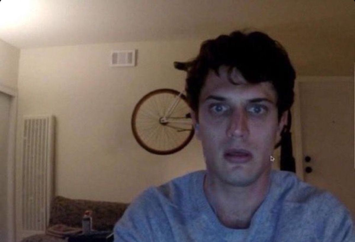 جالسه اشيك عالايميل واكتشفت اني حاجزه السينما بالظهران