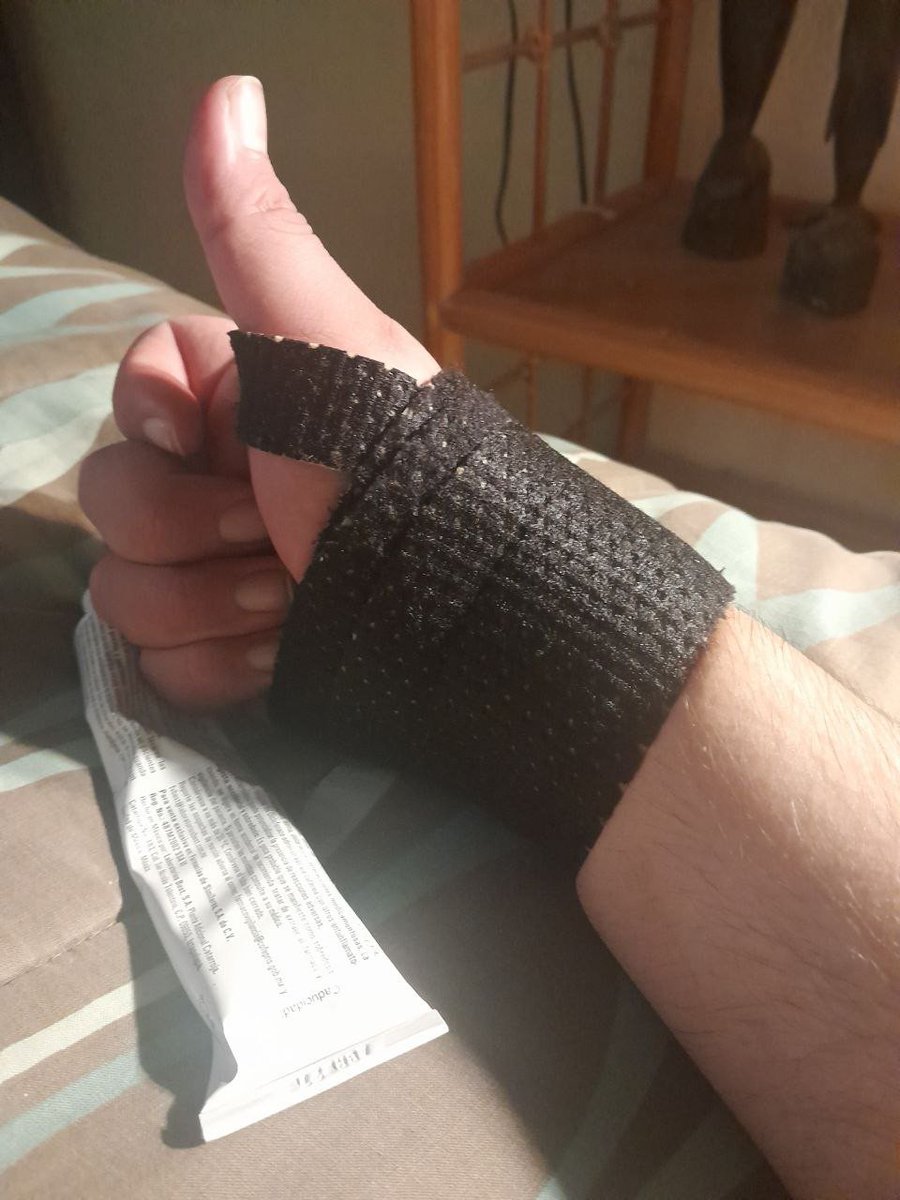 Last week I hurt my wrist while controlling a metal puppet, but it was just pain noting big. But I'm already improving and I can move my wrist more easily and painlessly thats why i take some days of rest but im fine UwU this not gona stop me
