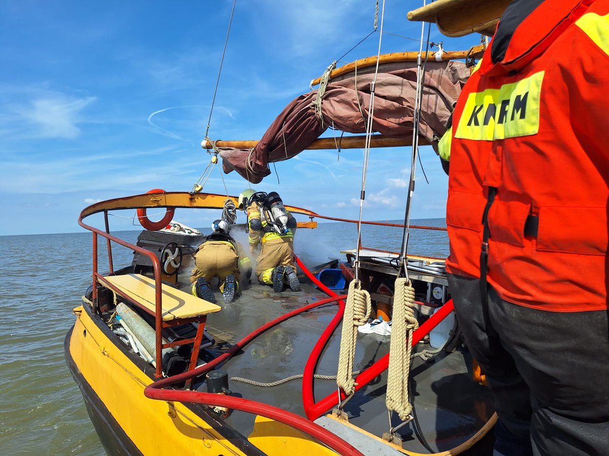 112 melding Brand aan boord schip voor haven Harlingen