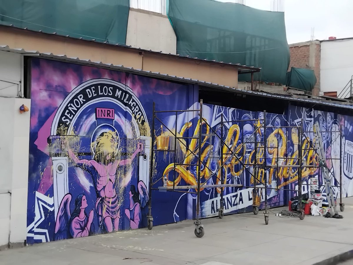 Hay que ser bien chiquitos de cerebro o simplemente hincha de la U para hacerle esto a la imagen y jactarte de tu devoción.