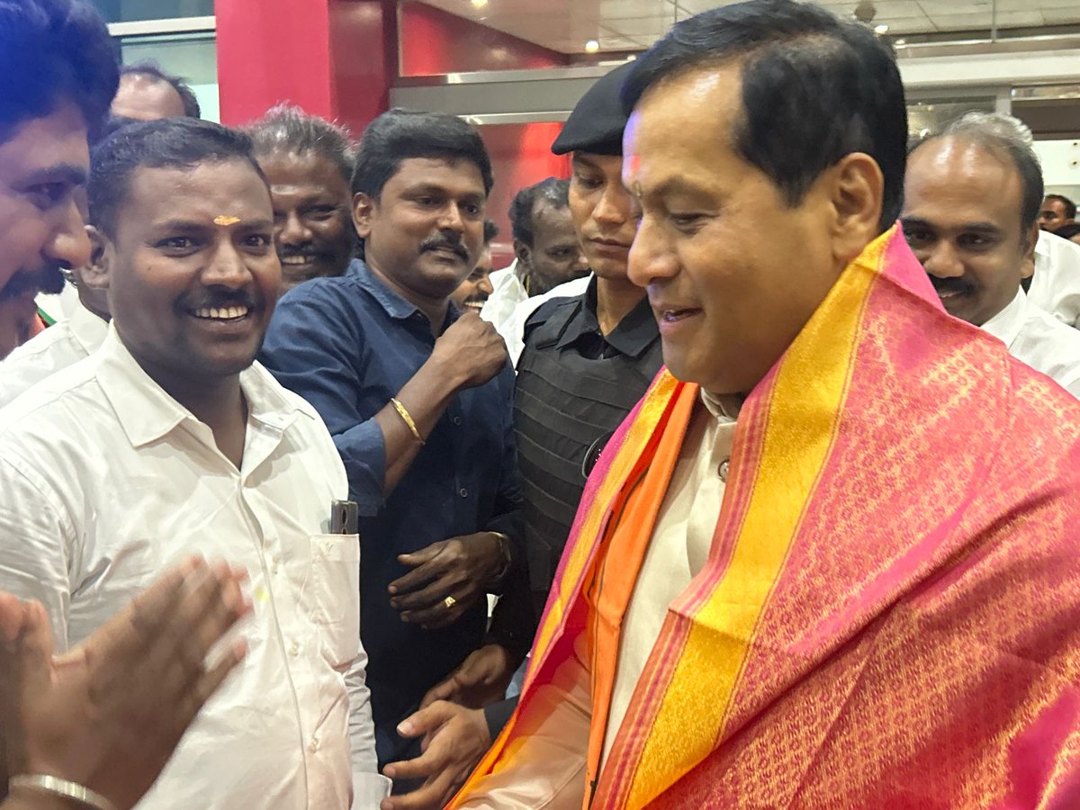 தூத்துக்குடிக்கு வருகை தந்த துறைமுகங்கள் கப்பல் போக்குவரத்து  மற்றும் நீர்வழி துறை அமைச்சர் மாண்புமிகு சர்பானந்தா சோனோவால் அவர்களை தூத்துக்குடி விமான நிலையத்தில் தூத்துக்குடி தெற்கு மாவட்டம் சார்பாக வரவேற்றபோது 💐