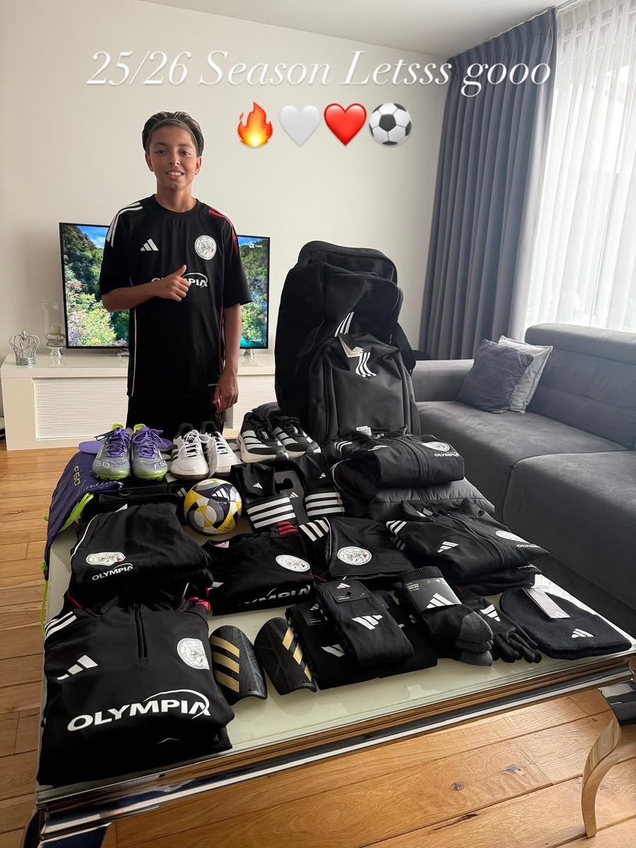 Ajax’ın alt kategorisinde oynayan oyuncuları için verdiği ekipman.