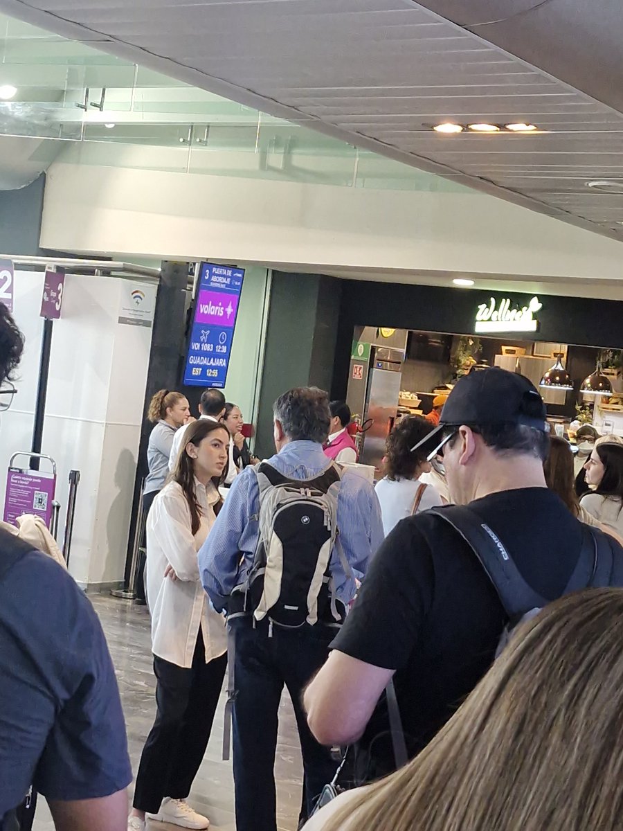 c700504's tweet photo. pues resulta k @viajaVolaris esta igual k @VivaerobusA @vivaaerobusm ..
 retrasados y atiborrados como vacas en el #aeropuertomarianoescobedomty @OMAeropuertos @viajaVolaris https://t.co/h0mqyfcPHH