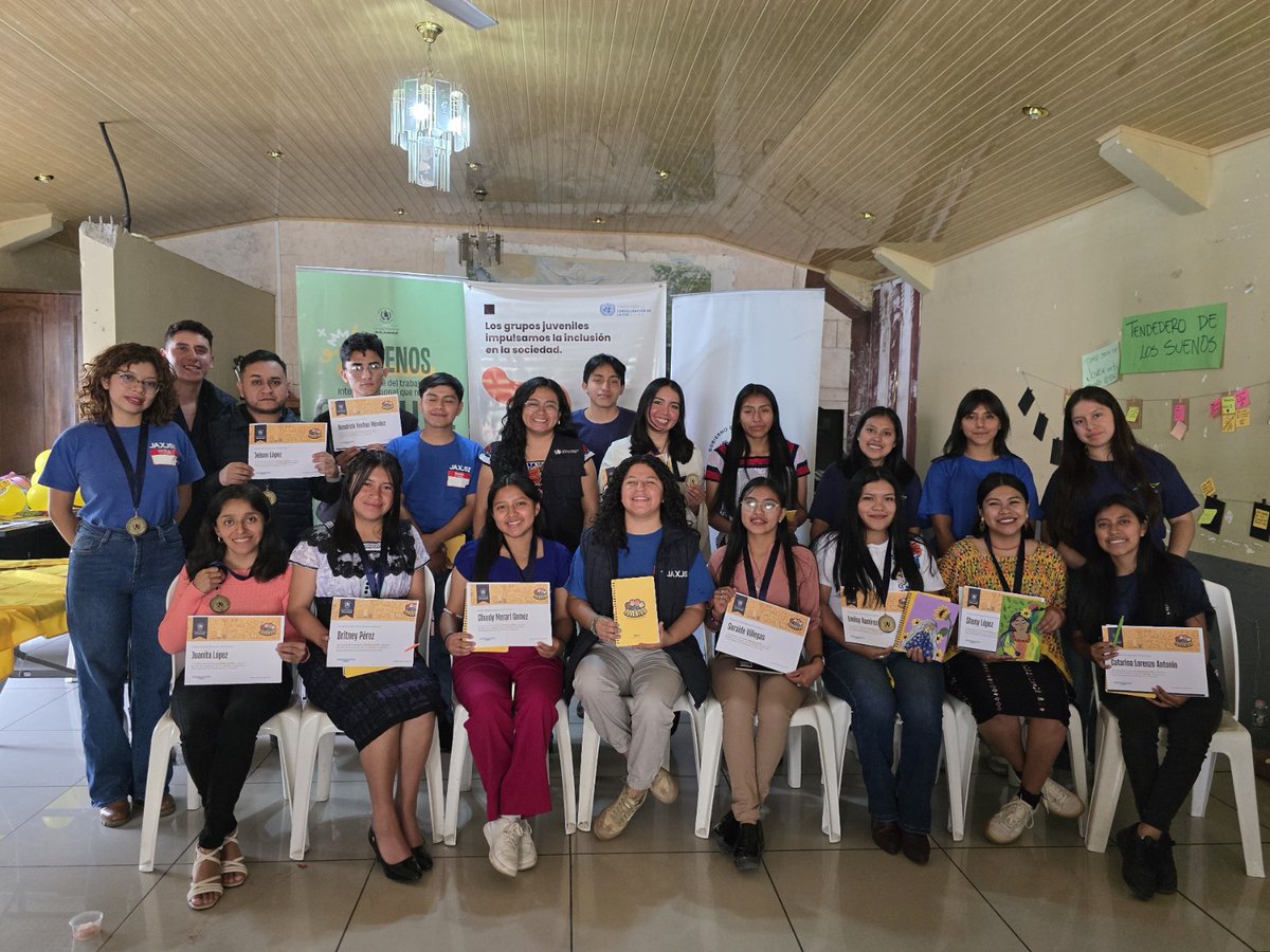 ConjuveGuate's tweet photo. En #Huehuetenango se celebró el cierre del Mes de la Juventud reconociendo a las “Juventudes que Brillan”, en coordinación con @jaxjs_ong se destacó el liderazgo, compromiso y creatividad de los jóvenes que son ejemplo de transformación positiva en sus comunidades. 🥇👩🧑 https://t.co/f4zkASlm2w