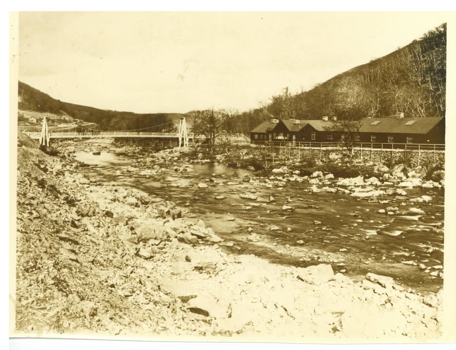 #ThrowbackThursday
This photo shows an easterly view of the River Elan, the bailey bridge and part of the old hospital site.

#HenLunIau
Mae’r llun hwn yn dangos golygfa ddwyreiniol o Afon Elan, y bont beili a rhan o hen safle’r ysbyty.

📷 Gasgliad Norman Lowe Collection