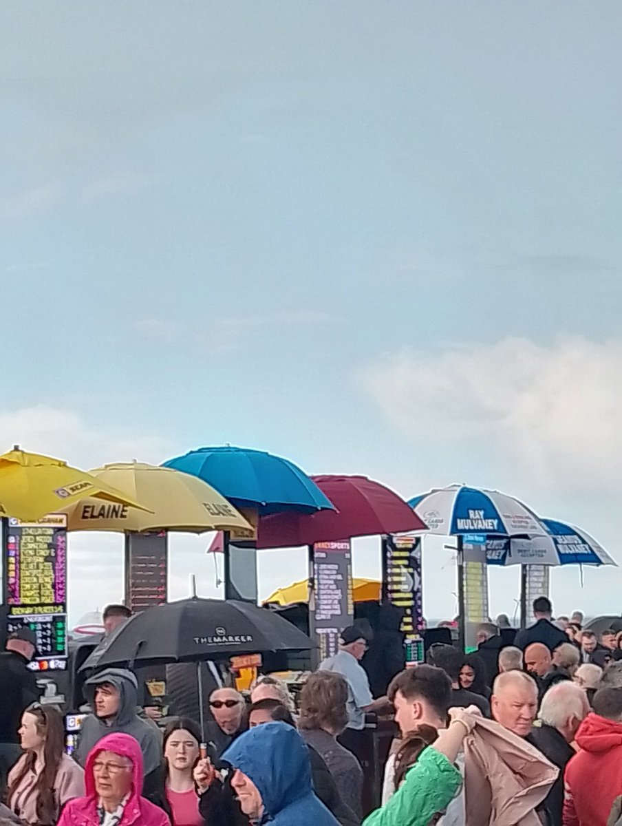 JoeSeward1's tweet photo. Despite the inclement weather there was a huge crowd here at @Laytown_Races this evening . No shortage of bookmakers either.
#Laytown
#HorseRacing
#LaytownBeach
#Laytown2025 https://t.co/6wQCI6zARk