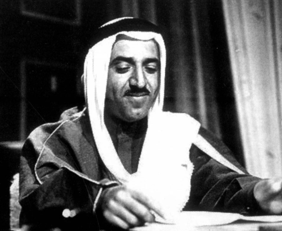 أبمدحك من تشرق الشمس وتغيب
لك الثنا والمدح جلّه ودقّه
..
المدح فاللي يستحقه ماهو عيب
العيب فاللي ماهو بيستحقه 

#الشيخ_صباح_الاحمد_الصباح رحمه الله 
#محمد_ماضي_العايد