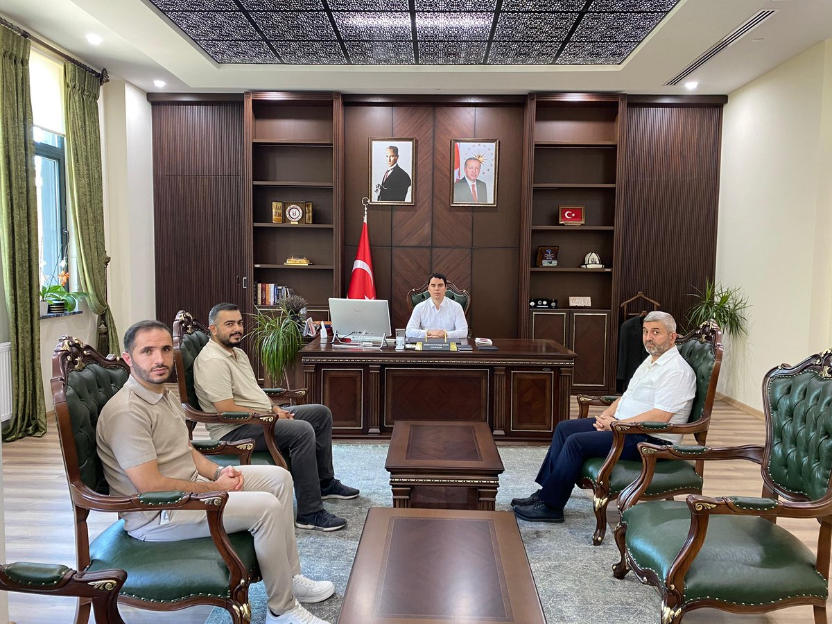 İlçe Müftümüz Ahmet Fuat Çandır ve heyeti,Kaymakam Sn.Muhammed Furkan Tuna’yı makamında ziyaret ederek Mevlidi Nebi Haftası etkinlikleri hakkında bilgi verdi.
Mevlidi Nebi Haftası tema kitabı“Hz.Peygamber ve Aile Hayatı”isimli kitap Kaymakamımıza müftümüz tarafından takdim edildi