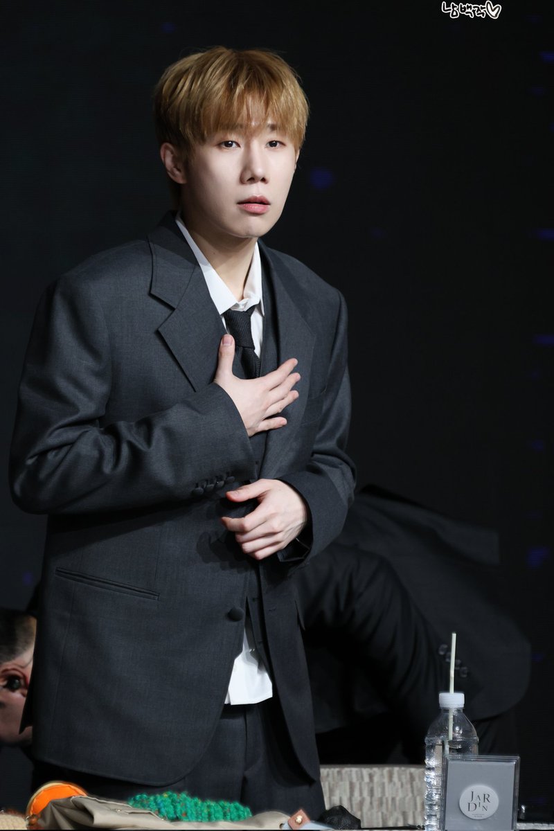 "주님, 🙏
오늘도 김떤뀨씨 마음을 훔치는 
정의로운 도둑이 되는 걸 허락해 주세요"

                                  "저..저요..?? (👀 둥절둥절)"