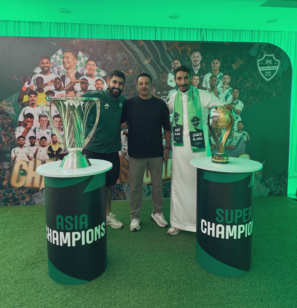 جذاب لونك يا أخضر اللون جذاب 
فيك أجتمعنا فيك أصحاب و أحباب 💚