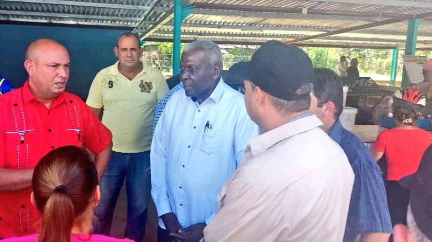 Realiza Presidente de la <a href="/AsambleaCuba/">Asamblea Nacional Cuba</a> , Esteban Lazo Hernández, visita a la #CiegoDeÁvila .
#LatirAvileño #CiegoDeÁvilaRindeCuenta 
<a href="/AlfreMene37409/">Alfre Menendez</a> <a href="/CiegodeAvilaTV/">Televisión Avileña</a> <a href="/alboradacubana/">Reina Torres Pérez</a> <a href="/JHGcasanova/">julio Heriberto Gómez Casanova</a> <a href="/PresidenciaCuba/">Presidencia Cuba 🇨🇺</a>