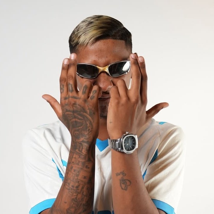 Jul feat Mc Menor

« Ma bella »
Disponible à minuit 🇫🇷🇧🇷