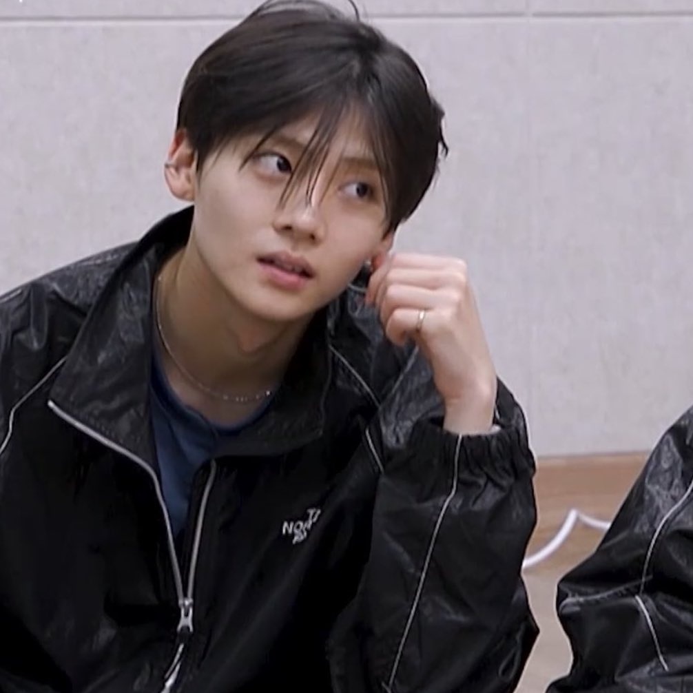 estrogensangwon's tweet image. how is he even real...the prettiest bare face i&apos;ve ever seen