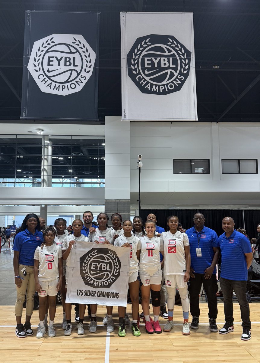 TeamEvans219's tweet image. Congratulations to our incredible EYCL team on the renewal of our status! We couldn’t have done it without the unwavering dedication of our founder, @Danaaakianaaa , our amazing players, our supportive coaches, and the support of our parents. We’re ready for 2026! #AAU #girls🏀