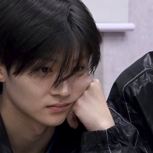 estrogensangwon's tweet image. how is he even real...the prettiest bare face i&apos;ve ever seen