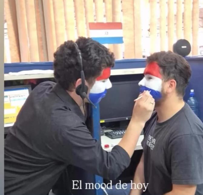 FHermosilla_'s tweet photo. Mi amigue y yo preparándonos en el laburo para ir directo al centre 🇵🇾💋����‍↕️
#Albirroja #mundial #alfaro #Paraguay https://t.co/YJGej2XdQq