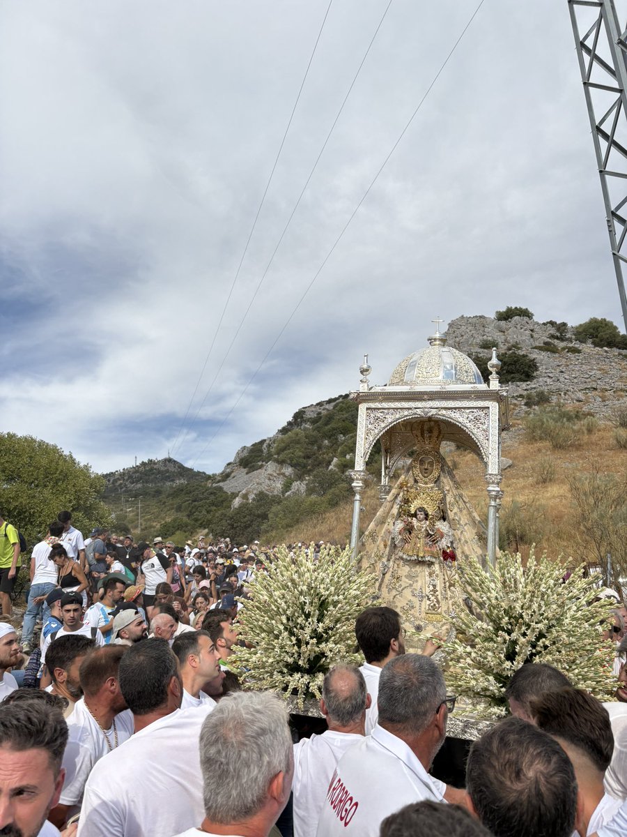 ¡Que triste y solitaria está la ermita, cuando deja su trono la Serranita!