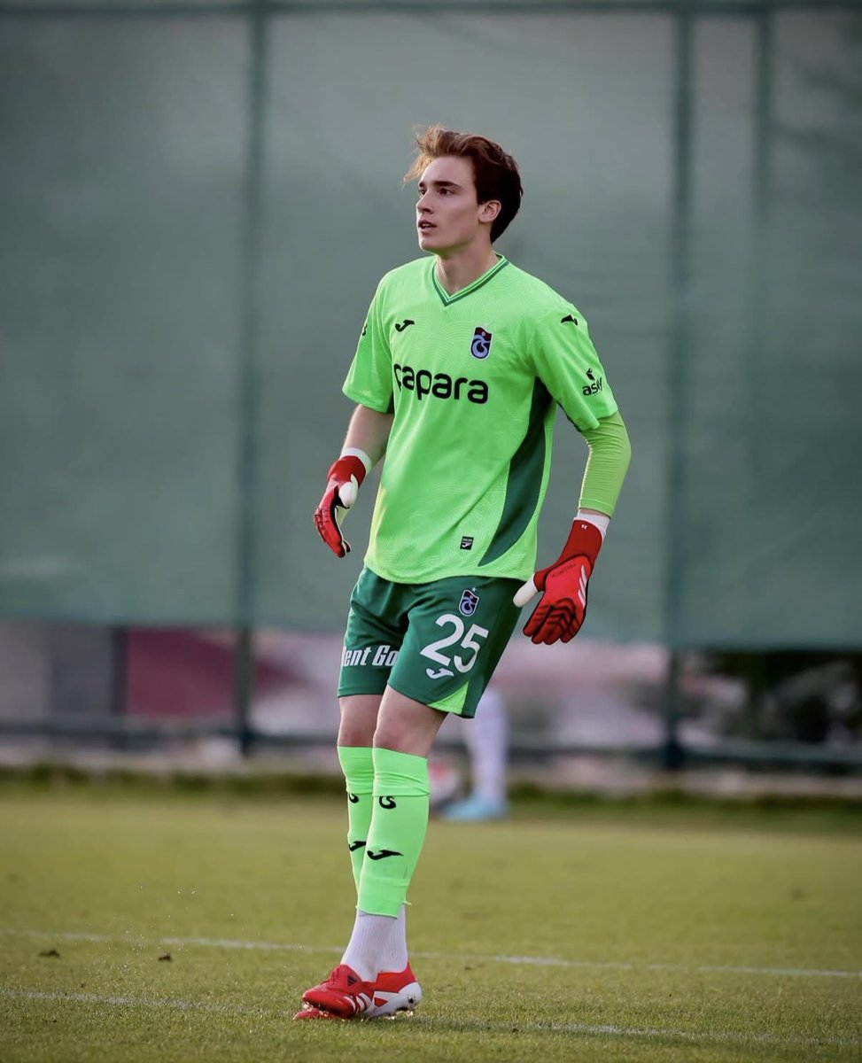 Uğurcan  sevdiğimiz bir abimizdi. janti adamdı, adabı giyinmeyi çok iyi bilirdi. mesela ben bilmem.
çok gülerdi, ben gülmem.
bu kapıdaki arkadaş abi istanbuldan teklif var dediğinde takımına sırtını dönerdi. ben dönmem.