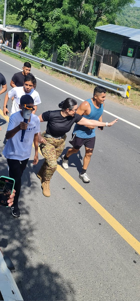 _chalchuapaneco's tweet photo. 📷TREMENDA CONDICION FISICA | Ministra de EDUCACIÓN acompaña a los diferentes  ESTUDIANTES TROTANDO DESDE LA FRONTERA HASTA AHUACHAPÁN

La Ministra de Educación, Karla Trigueros, recibió con gran honor la Antorcha Centroamericana de la Paz y la Libertad, en un emotivo acto https://t.co/fbAwomvLja