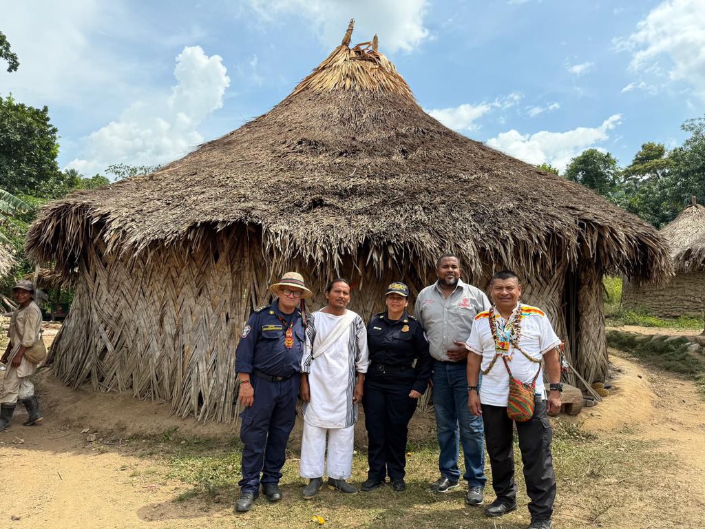#SNGRDBomberos | <a href="/DNBomberosCol/">Dirección Nacional de Bomberos Colombia</a>, bajo el liderazgo de la capitán en jefe Lina María Marín, certificó a 22 bomberos indígenas de la comunidad Kogui en la Sierra Nevada de Santa Marta. Con sus saberes ancestrales, fortalecen la protección de la vida, el ambiente y el territorio.🧑‍🚒