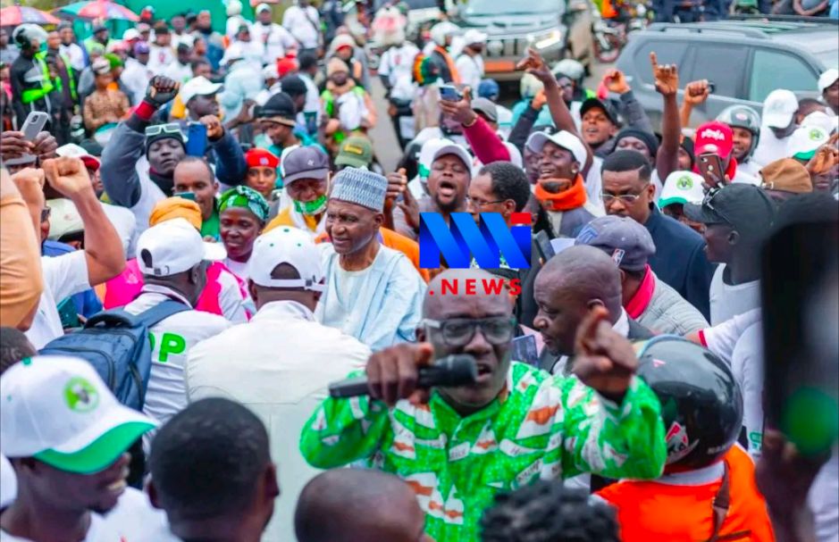MimiMefoInfo's tweet photo. Hundreds of people welcomed UNDP candidate, Bello Bouba Maigari, in Limbe this evening for his rally that was nearly frustrated by the local administration.
#MMINews #RoadToEtoudi2025 #CameroonDecides2025 #237Votes https://t.co/rpzTSiZNtt