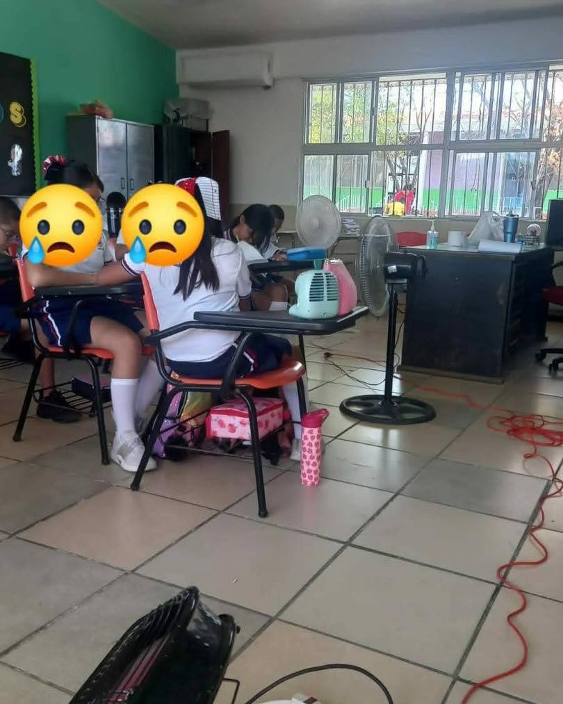 NldNoticias's tweet photo. ⚡📚 Padres de familia acusan abandono de la @EducacionTam: 3 primarias en #NuevoLaredo siguen SIN LUZ desde mayo.
Niños toman clases al aire libre por el calor, mientras la SET no resuelve.
Organizan manifestación y piden la intervención del gobernador @Dr_AVillarreal.  #educa https://t.co/Z19cXKRnPa