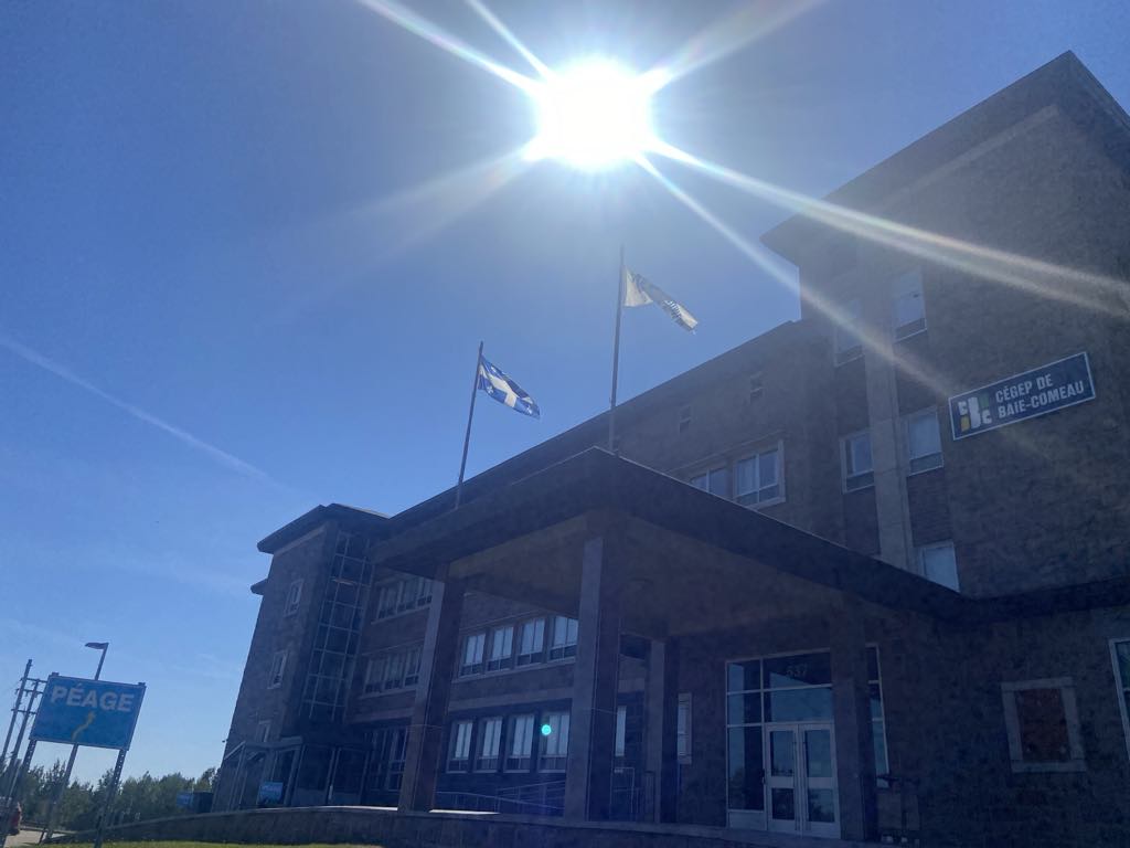 cegepbc's tweet photo. Nous tenons à démentir formellement des publications qui circulent à l'effet que le drapeau du Québec serait absent à l'extérieur du Cégep. Le drapeau du Québec est bel et bien hissé en permanence devant notre établissement, sur la toiture de l’entrée principale. (1/2) https://t.co/S13o2VP8om