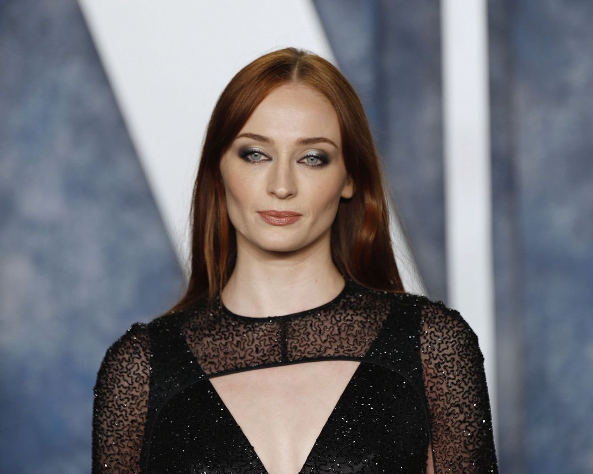 потому что софичка тëрнер превращается в неё. вытеснение