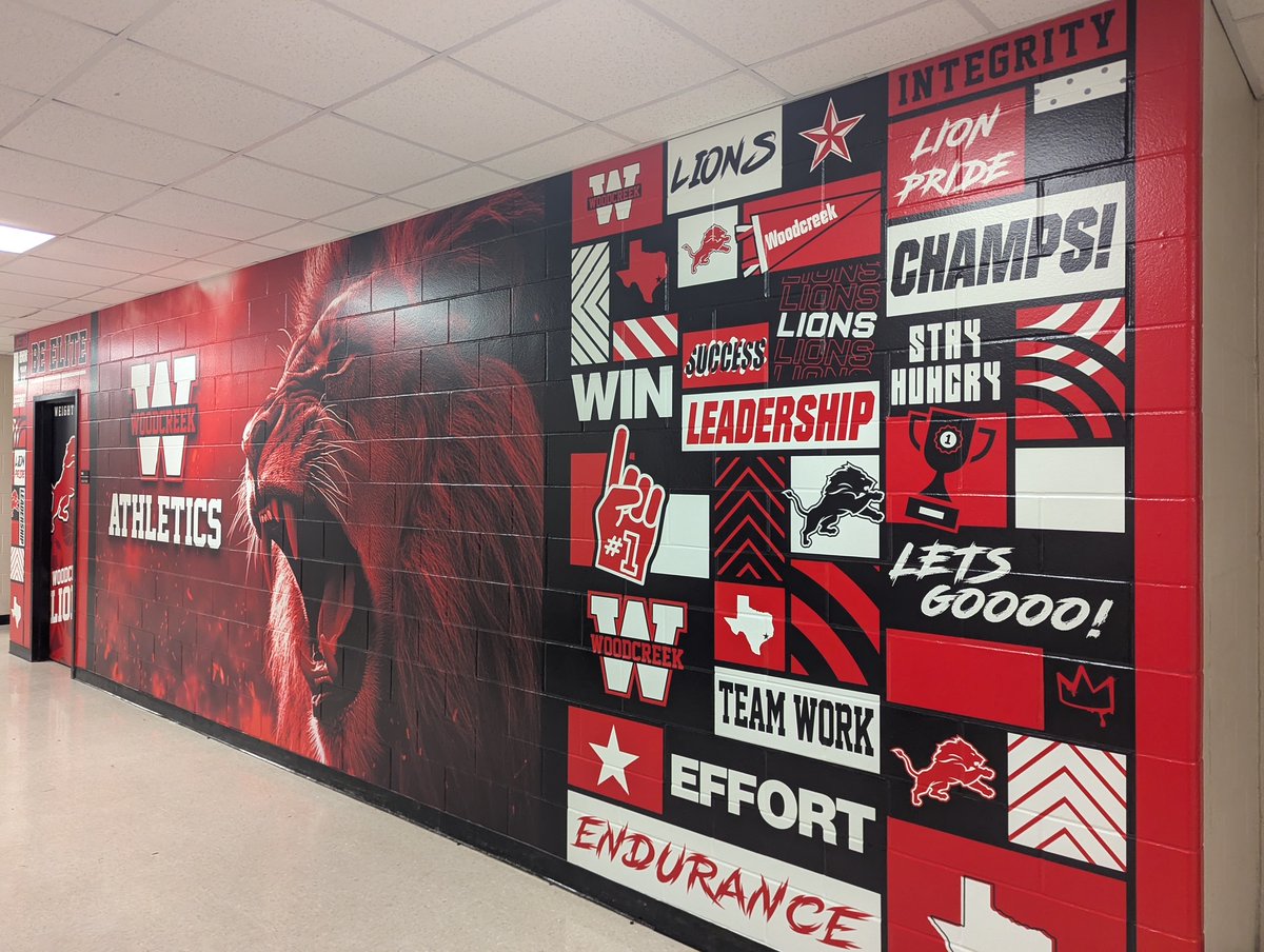 TheSignChamp's tweet image. 🏋️‍♂️💥 The grind just got a glow-up.
Woodcreek’s weight room and hallway are now dripping in LION PRIDE — bold graphics, fierce energy, and a whole lot of “BE ELITE” attitude.
Every lift, every rep, every step down that hallway is a reminder: greatness lives here. @HumbleISD_WMS…