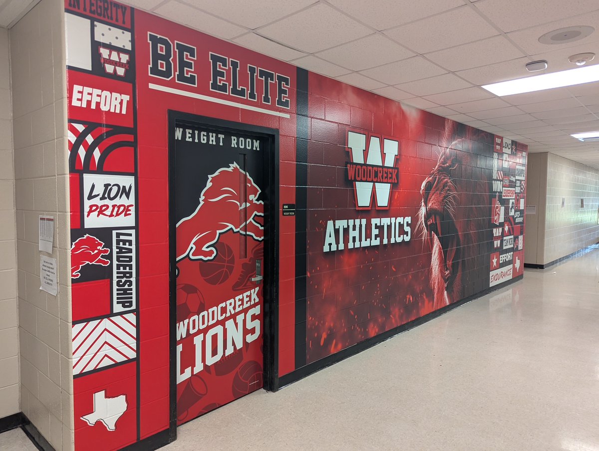 TheSignChamp's tweet image. 🏋️‍♂️💥 The grind just got a glow-up.
Woodcreek’s weight room and hallway are now dripping in LION PRIDE — bold graphics, fierce energy, and a whole lot of “BE ELITE” attitude.
Every lift, every rep, every step down that hallway is a reminder: greatness lives here. @HumbleISD_WMS…