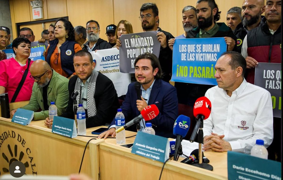 El primero que se puso la camiseta por la consulta popular una vez la anunció  <a href="/petrogustavo/">Gustavo Petro</a> fue el ministro @antoniosanguino . No había terminado el anuncio y él ya estaba acá con las centrales obreras y movimientos sindicales instalando un comité por el SÍ. Respaldo total.