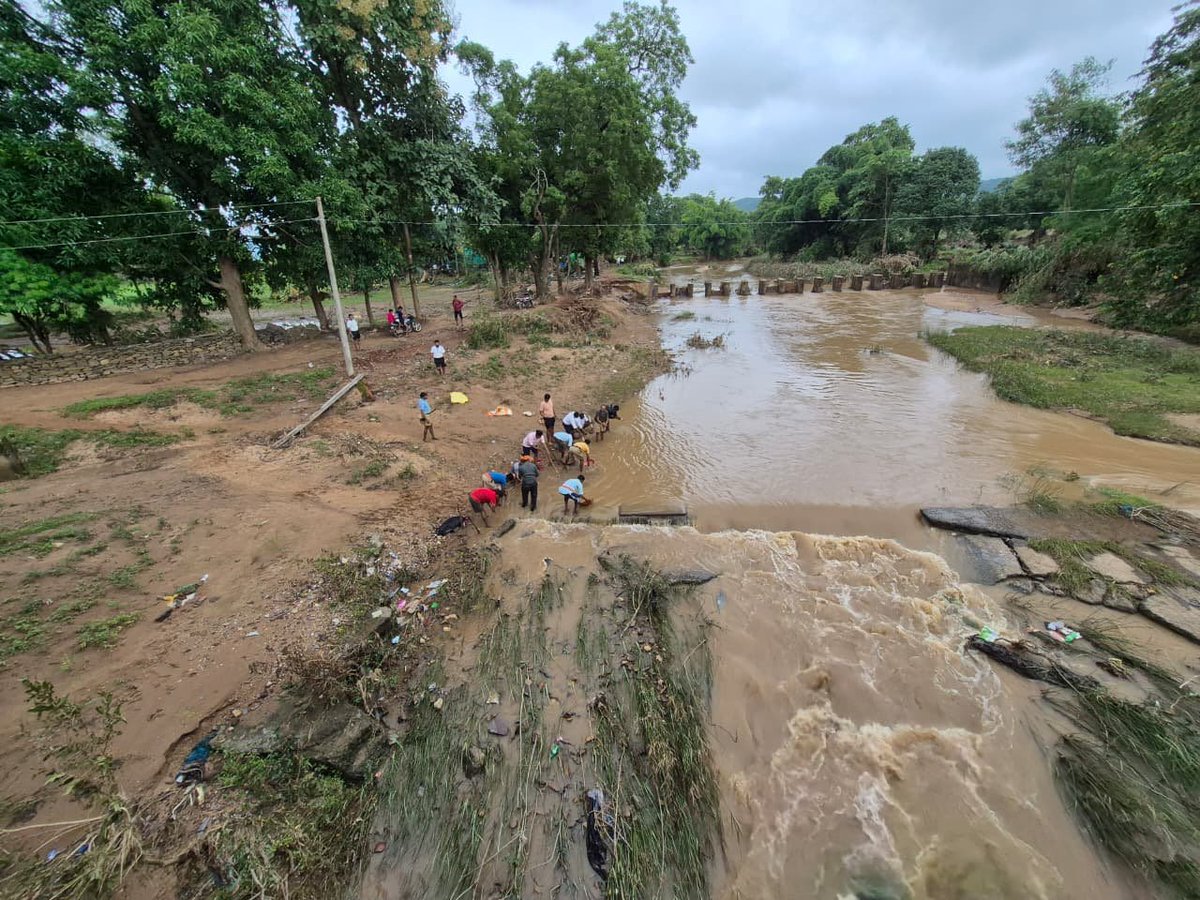 friendsofrss's tweet image. RSS Swayamsevaks are actively engaged in flood-hit Mandar village in Lohandiguda (Bastar, Chattishgarh), clearing debris, arranging temporary shelters and giving families strength and hope to rebuild their lives.