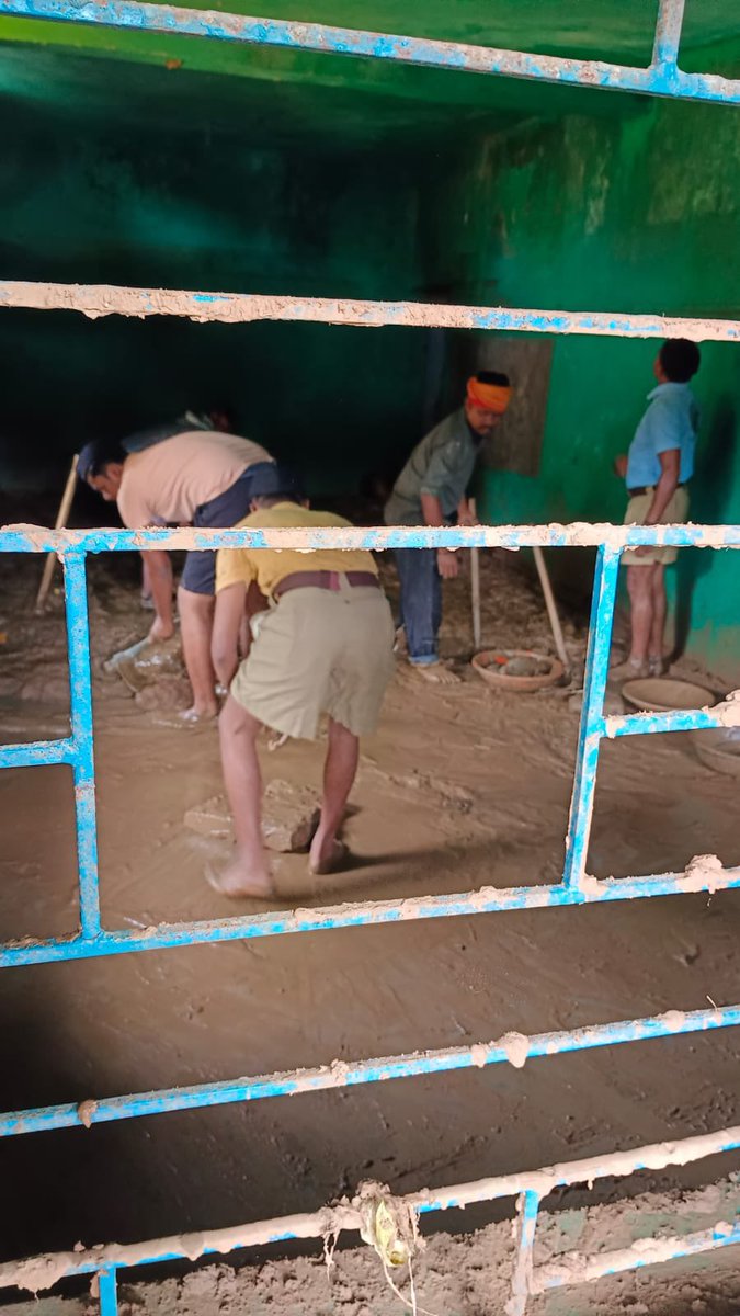 friendsofrss's tweet image. RSS Swayamsevaks are actively engaged in flood-hit Mandar village in Lohandiguda (Bastar, Chattishgarh), clearing debris, arranging temporary shelters and giving families strength and hope to rebuild their lives.