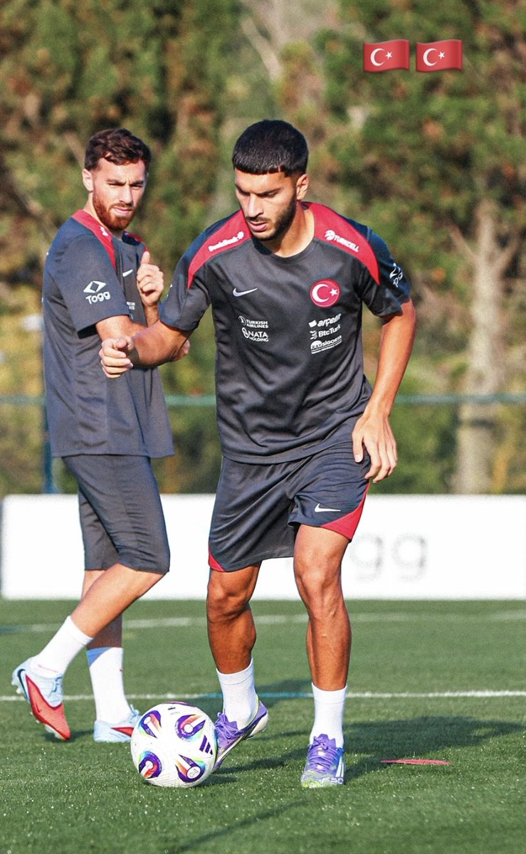 Allah aşkına şu Oğuz Aydın'ı birisi düzgün bir berbere götürsün. Saçını evde babası kırklıkla mı kesiyor nedir kınalı yapıncak gibi. 
#millitakım