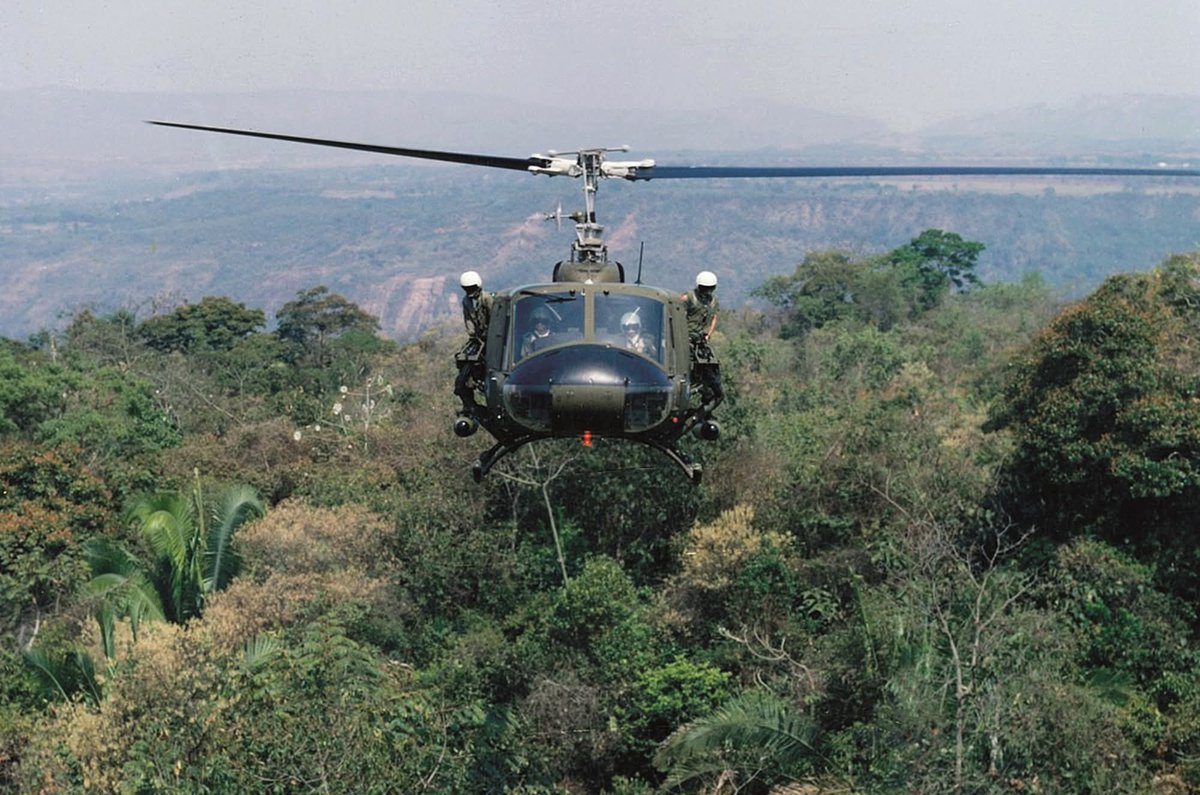 #TBT I Tras el retiro de los Huskie HH-43B, la <a href="/FuerzaAereaCol/">Fuerza Aeroespacial Colombiana</a> adquirió 10 helicópteros Iroquois UH-1B en 1963. Cumplieron misiones de escolta aérea en operaciones de orden público, con capacidad de batir objetivos en tierra o saturar un área para negársela al enemigo.