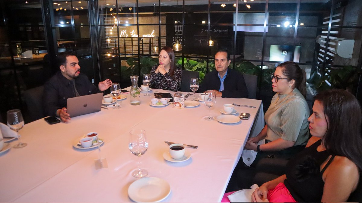 SugheyTorresR's tweet image. Sostuvimos una reunión de trabajo con @ConsejoPazDgo, espacio comprometido en promover acciones que fortalecen la paz social en nuestra comunidad.
Dialogar y construir juntos es el camino para lograr un entorno más seguro, justo y solidario para todas y todos. 🌿✨