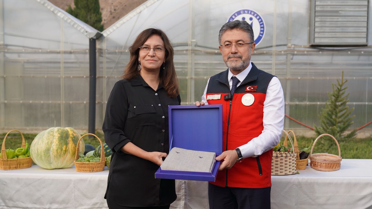 Tarım ve Orman Bakanımız Sayın İbrahim Yumaklı, Bayburt ziyaretleri kapsamında üniversitemiz Uygulama ve Araştırma sahasındaki seramızı ziyaret ederek yetiştirdiğimiz ürünleri yerinde inceledi.
Ziyaretleri ve destekleri için Sayın Bakanımıza teşekkür ederiz.