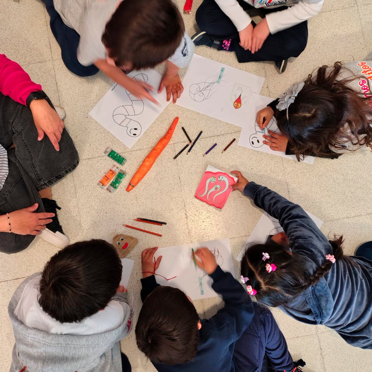cepave_conicet's tweet image. 🐛🧩
Nuestro equipo de Parasitología recibió a los peques del Jardín Nuestra Señora de Fátima en el CEPAVE.
Compartieron juegos súper divertidos, aprendimos sobre parásitos intestinales y la importancia del lavado de manos 🧼
#CEPAVE #LaPlata #CienciaParaNiños