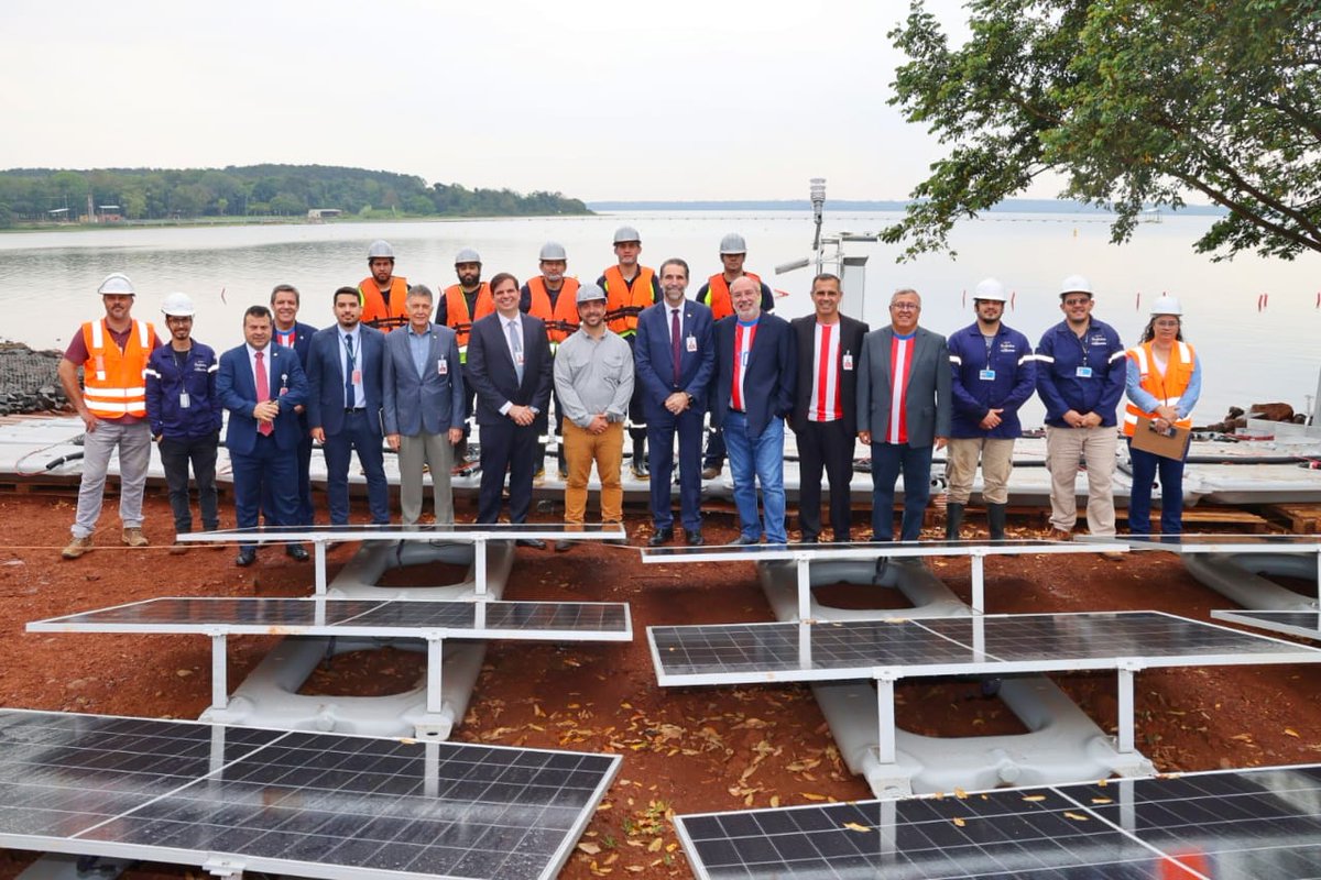 itaipuparaguay's tweet image. ☀️🔌 Miembros del Directorio Ejecutivo de ITAIPU, de ambas márgenes, verificaron este jueves 4/09 el avance de la Planta Solar Flotante que está en proceso de instalación en el embalse de la hidroeléctrica y que tendrá una capacidad total de 1.105,44 kilovatios pico (kWp). 

🤝…