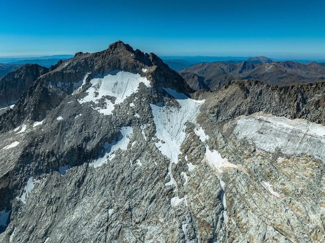 subfossilguy's tweet image. Aneto Glacier
03 Sept. 2025

What's left of the largest glacier in the Pyrenees! 😱

Only few years more to see ice at the roof of this magnificent mountain range...😭

📷 @cryopyr / IG