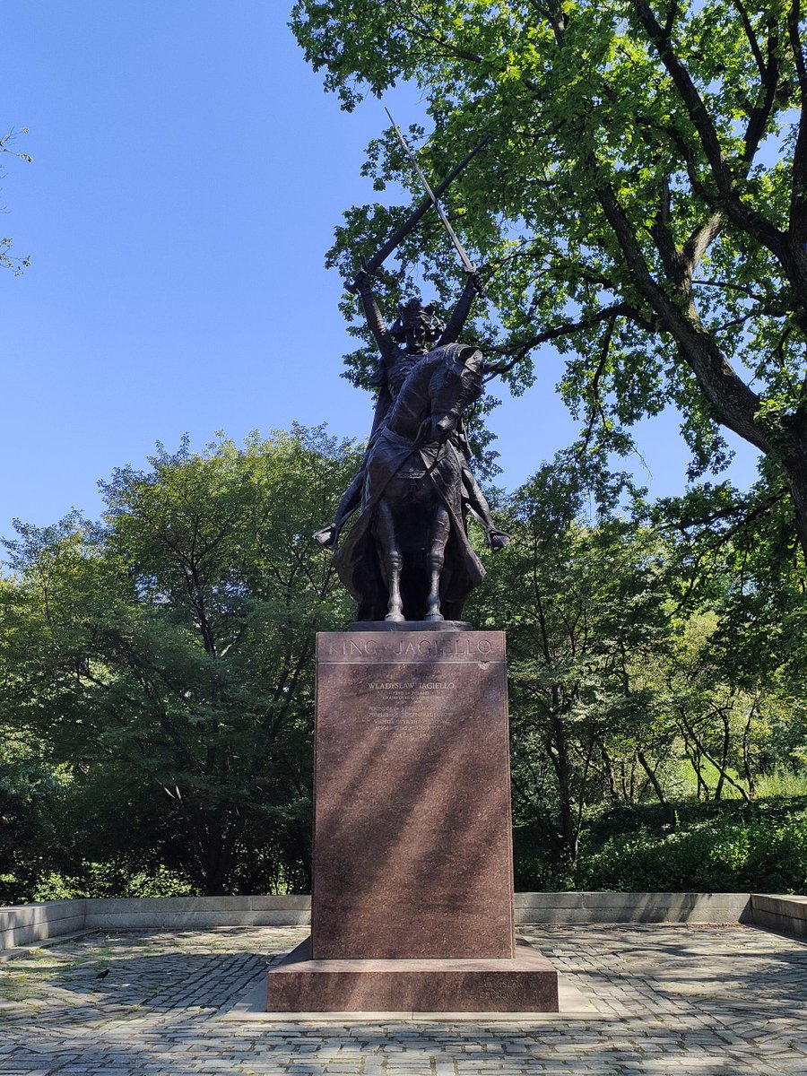 Gold_DMJ's tweet image. The Monument to King Jogaila of Poland stands as an eternal symbol of courage and glory, guarding Poland’s history and honor. 👑🇵🇱
 #WitnessToHistory