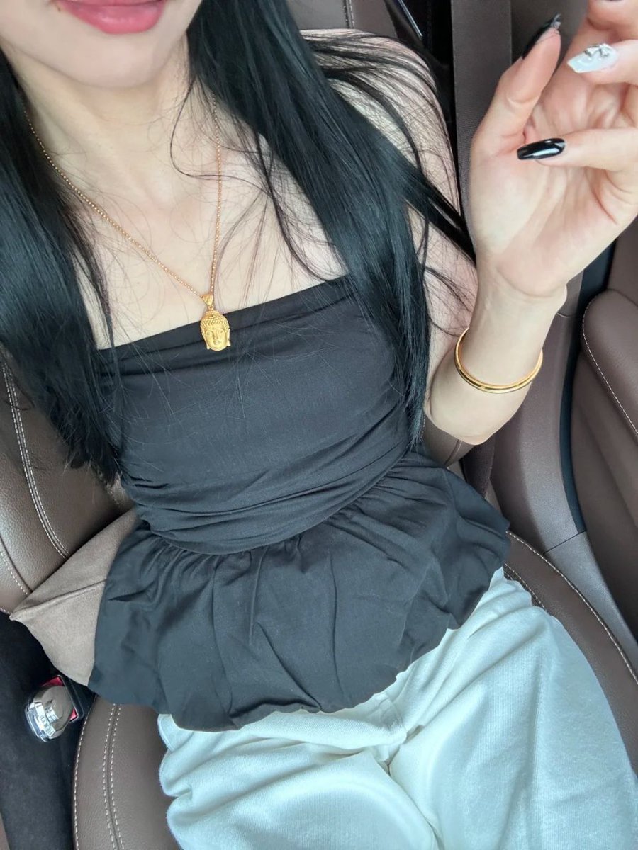 fjtdbde's tweet image. Just me, my favorite top, and a little bit of bling on the way to... well, who knows? 🚗✨ Sometimes the journey is more fun than the destination! What’s your favorite road trip snack? 🍿💖 #TravelDiaries #FashionOnTheGo