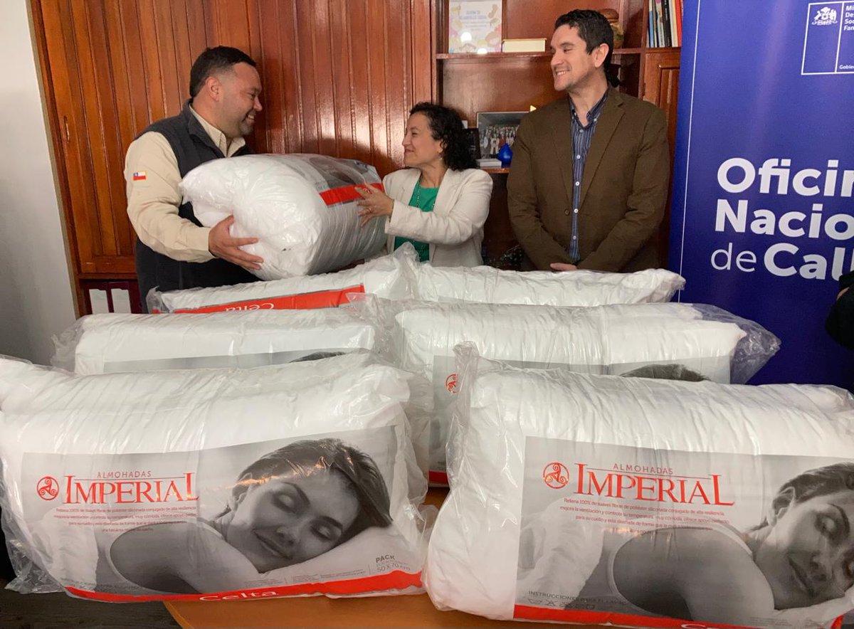 Dsocial_II's tweet image. ¡Buenas noticias! La empresa DL&amp;amp;C entregó 60 almohadas para el Albergue Protege y  residencias familiares de #Antofagasta. La seremi (s) Andrea Bazaes y el equipo calle recibieron la donación de manos de ejecutivos de la firma.
@MinDesarrollo
@DPRAntofagasta
@VoceriaAntofa
