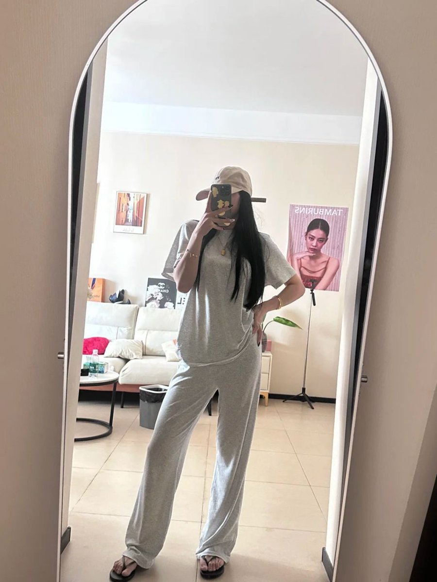 zztsuhyc's tweet image. Channeling my inner couch potato in style! 🥔✨ Who says you can't rock the comfy look? Just me, my favorite sweats, and a whole lot of 'I woke up like this' vibes! 😜💖 #LazyDay #ComfyChic