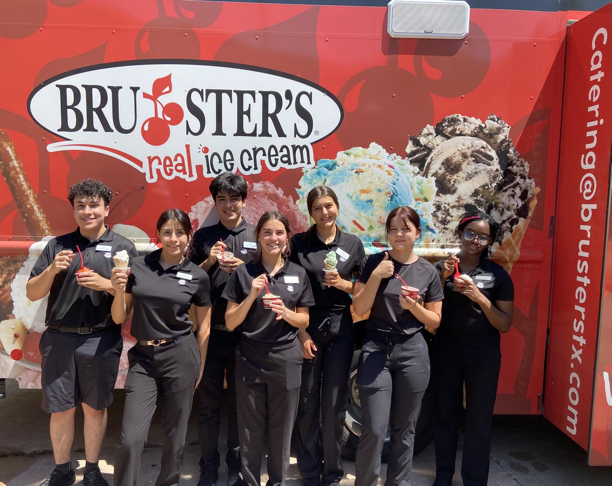 What a fun way to cool off <a href="/theclubatcw/">Carlton Woods</a> Thank you <a href="/BrustersFresh/">brustersfresh</a> for the sweet treats for these Hospitality &amp; Tourism interns #foodtruckfun
