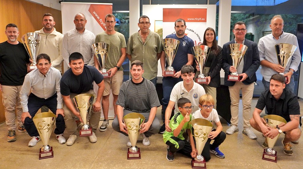 FCyLF's tweet photo. 🏆 Los campeones provinciales de Soria @FCyLF recogen los trofeos de la Temporada 2024/2025 👏

@cdnumancia @golmayocamareta @calasanzsoria @cdsanjosesoria https://t.co/CZpOhTU2Ym