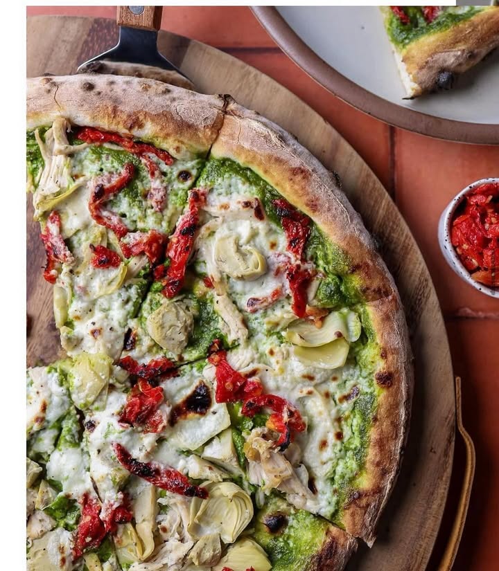 🤤 Warning: pizza cravings incoming. The Privateer Coal Fire Pizza's namesake pie stacks walnut pesto, whipped feta, sun-dried tomatoes, artichokes + chicken on deck. Where’s your go-to O'side spot for a slice or a pie?