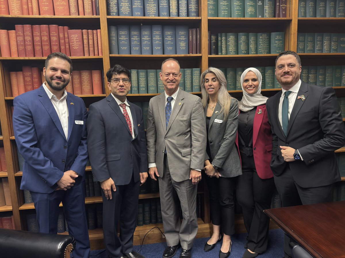 إنديانا🇺🇸 تقف إلى جانب سوريا🇸🇾

نتقدم بجزيل الشكر إلى النائبة إيرين هاوتشين، والنائب مارلين ستاتزمان، والنائب جيفرسون شريف، والنائب مارك ميسمر على لقائهم بنا أمس لمناقشة مستقبل سوريا.

جميعهم يمثلون ولاية إنديانا، وقد أبدى كل منهم استعدادًا حقيقيًا للاستماع، وفهم التحديات