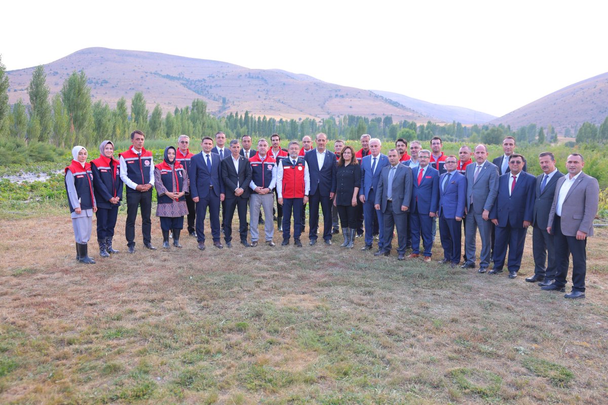 T.C. Bayburt Valiliği (@bayburtvaliligi) on Twitter photo 📌Tarım ve Orman Bakanımız Sayın <a href="/ibrahimyumakli/">İbrahim Yumaklı</a>, Valimiz Sayın <a href="/Mustafa_Eldivan/">Mustafa ELDİVAN</a> ve beraberindeki il protokolü ile birlikte Bayburt Üniversitesi tarafından oluşturulan Organik Tarım Serası ile Bayburt Belediyesi’ne ait Tarım Yerleşkesini ziyaret etti.
Bakanımız Sayın İbrahim 📌Tarım ve Orman Bakanımız Sayın <a href="/ibrahimyumakli/">İbrahim Yumaklı</a>, Valimiz Sayın <a href="/Mustafa_Eldivan/">Mustafa ELDİVAN</a> ve beraberindeki il protokolü ile birlikte Bayburt Üniversitesi tarafından oluşturulan Organik Tarım Serası ile Bayburt Belediyesi’ne ait Tarım Yerleşkesini ziyaret etti.
Bakanımız Sayın İbrahim